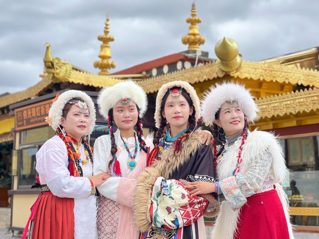Trải nghiệm mặc trang phục truyền thống của người dân tộc Tạng ở Lệ Giang