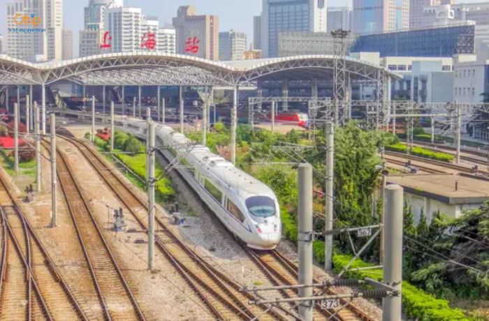 Con tàu cao tốc trên tuyến đường sắt Bắc Kinh - Thượng Hải vận hành với tốc độ 300–350 km/h