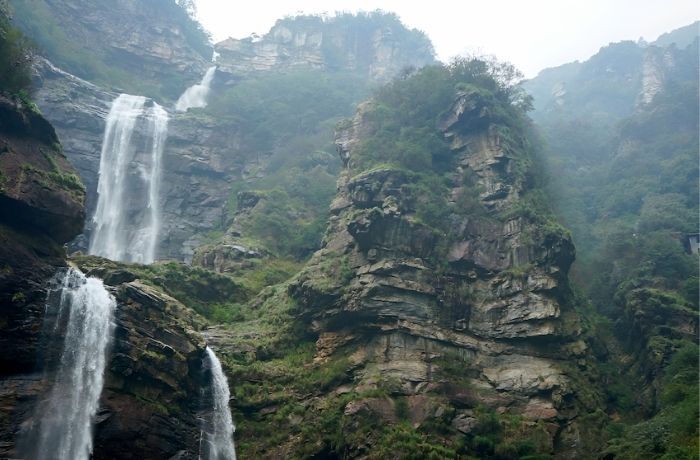 Con thác này trở nên đặc biệt nổi tiếng nhờ được nhắc đến trong bài thơ của Lý Bạch