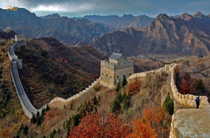 Bát Đạt Lĩnh là một trong những đoạn Trường Thành nổi tiếng nhất gần Bắc Kinh. Vào mùa thu, những sườn núi xung quanh chuyển dần sang các gam màu đỏ, vàng và xanh, làm nổi bật đường thành chạy dọc theo địa hình.