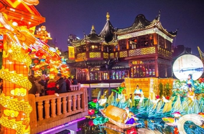 Một trong những hoạt động đặc trưng của Trung thu là ngắm trăng.
